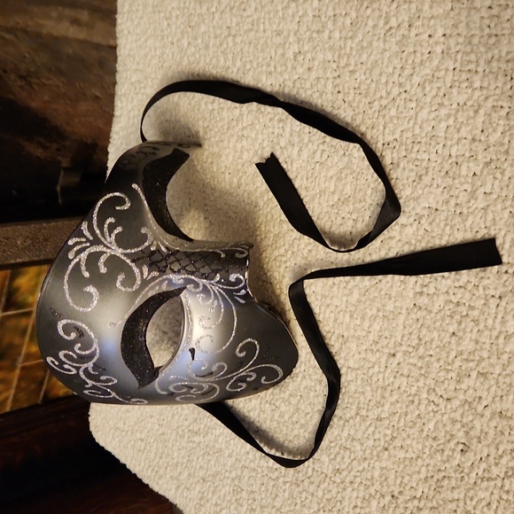Masquerade Mask - Picture 1 of 3